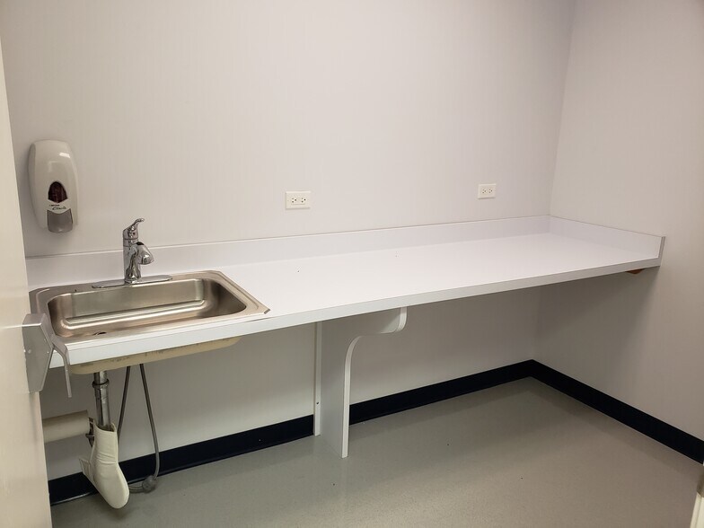 More Photos Of 912 Northwest Hwy, Fox River Grove Medical For Lease