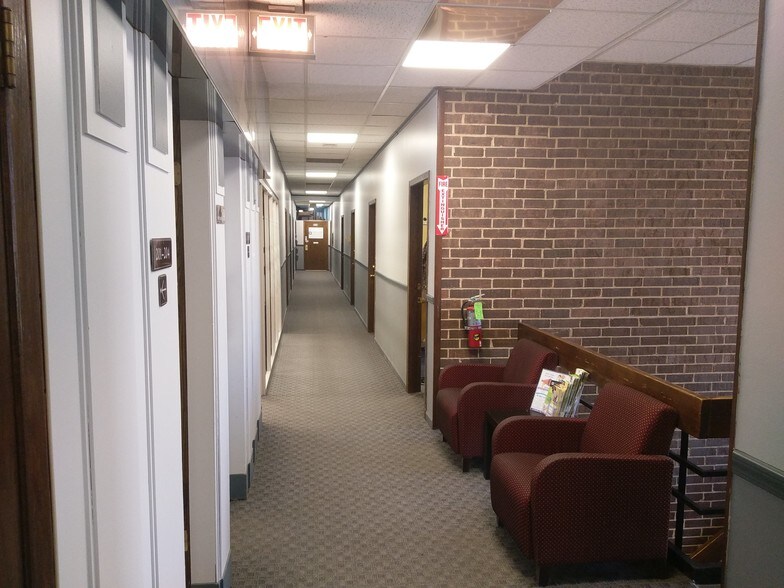 More Photos Of 9525 S 79th Ave, Hickory Hills Office For Lease