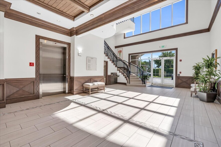 More Photos Of 599 9th St N, Naples Medical For Sale