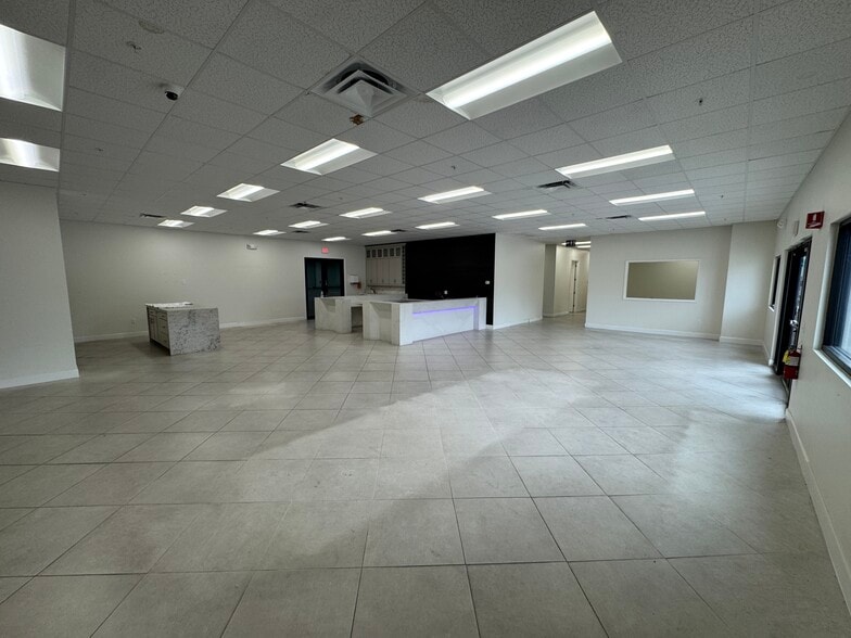 More Photos Of 6150 Metro Plex Dr, Fort Myers Warehouse For Sale