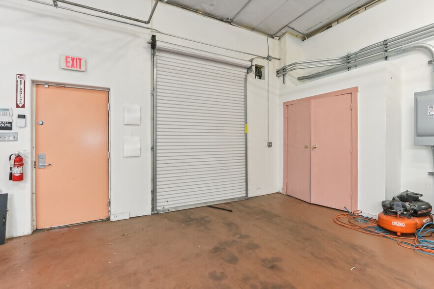 More Photos Of 1112 D St, Sacramento Showroom For Sale