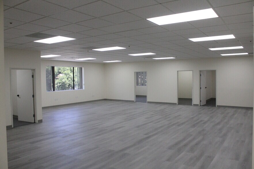 More Photos Of 123 Hodencamp Rd, Thousand Oaks Office For Lease