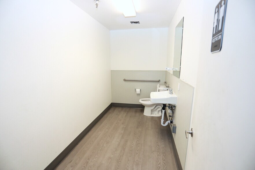 More Photos Of 4301 S Valley View Blvd, Las Vegas Warehouse For Lease