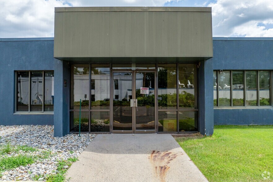 More Photos Of 705 N Mountain Rd, Newington Office For Lease