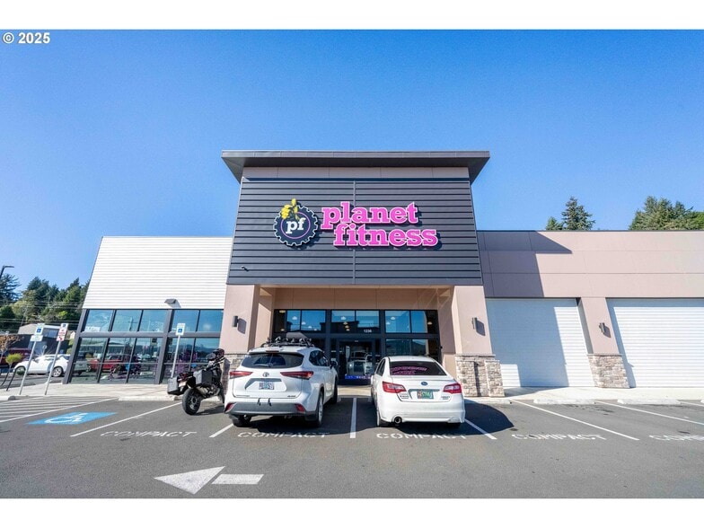More Photos Of 1236 Teakwood Ave, Coos Bay Health Club For Sale