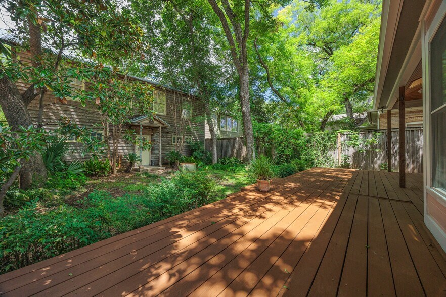 More Photos Of 812 W 10th St, Austin Office For Sale