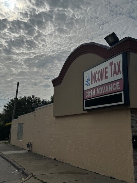 More Photos Of 19294 Kelly Rd, Harper Woods Freestanding For Lease