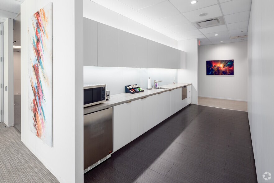 More Photos Of 333 Bay St, Toronto Office For Sale