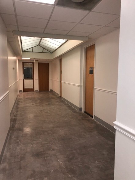 More Photos Of 2021 Tyler St, Hollywood Office For Lease
