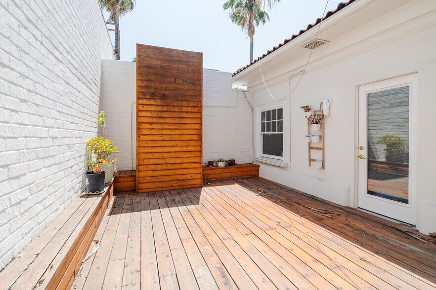 More Photos Of 7677 W Sunset Blvd, Los Angeles General Retail For Sale