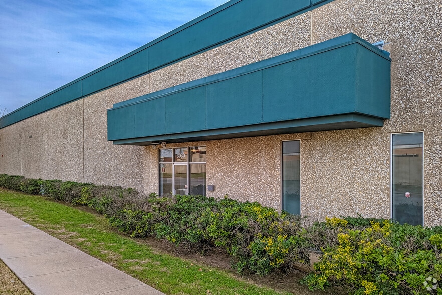 More Photos Of 3030 Hansboro Ave, Dallas Warehouse For Lease