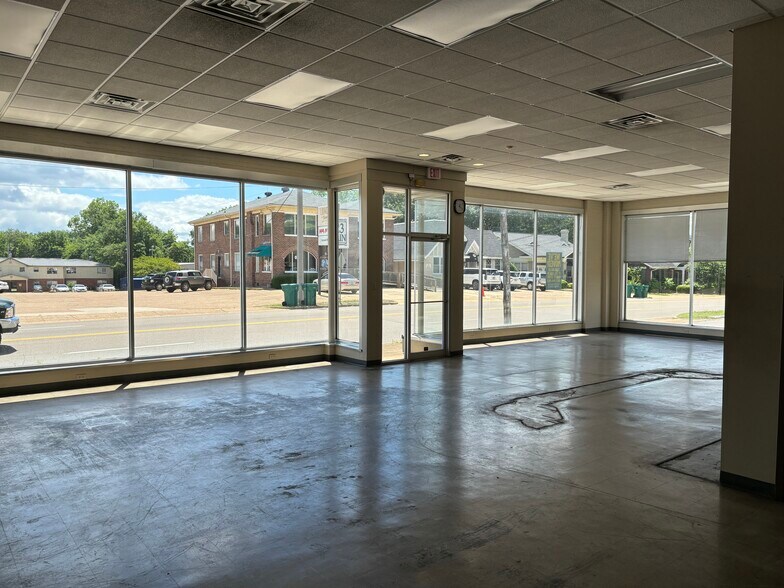 More Photos Of 620 W Main St, Tupelo Freestanding For Lease