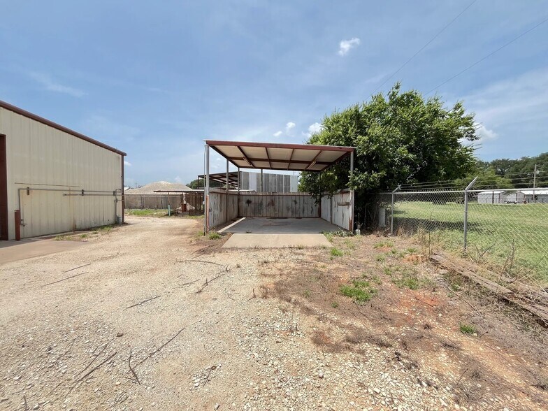 More Photos Of 714 Main St, Buffalo Gap Warehouse For Lease