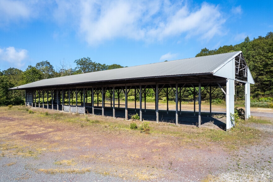More Photos Of 166 Foster Ave, Freeland Warehouse For Lease