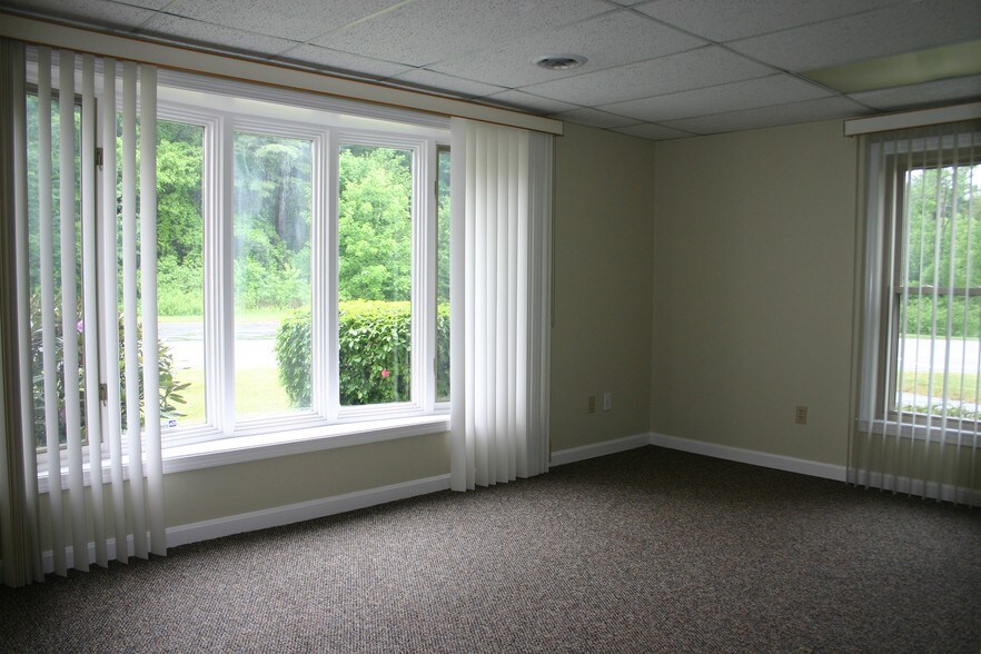 More Photos Of 12 Parmenter Rd, Londonderry Medical For Lease