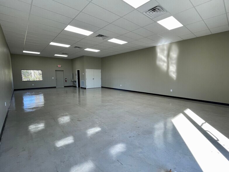 More Photos Of 727 Tillman Pl, Plant City Showroom For Sale