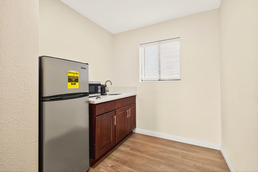 More Photos Of 67485 Hacienda Ave, Desert Hot Springs Hotel For Sale