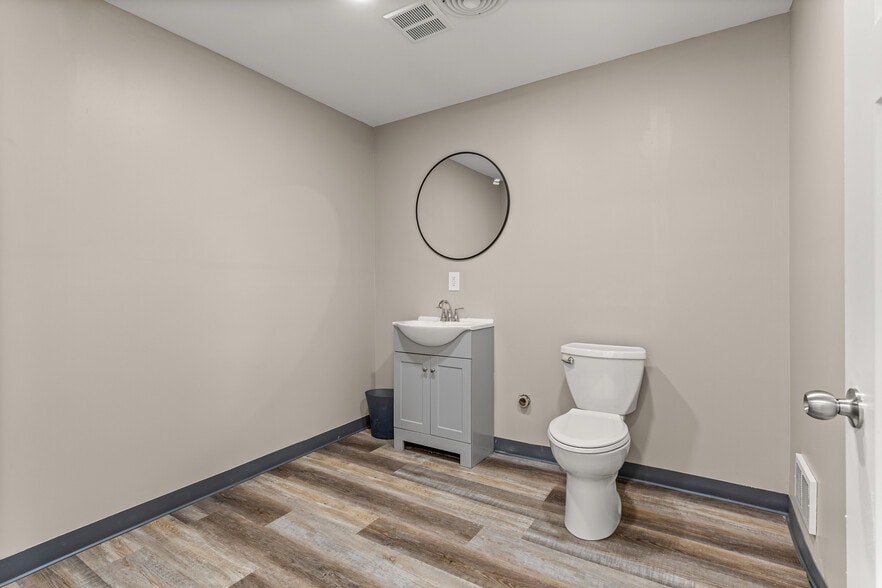 More Photos Of 18120 Mack Ave, Grosse Pointe Storefront Retail Office For Sale