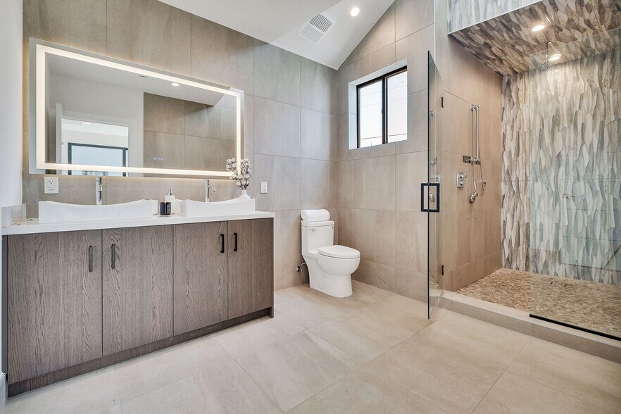 More Photos Of 337 6th Ave, Venice Apartments For Sale