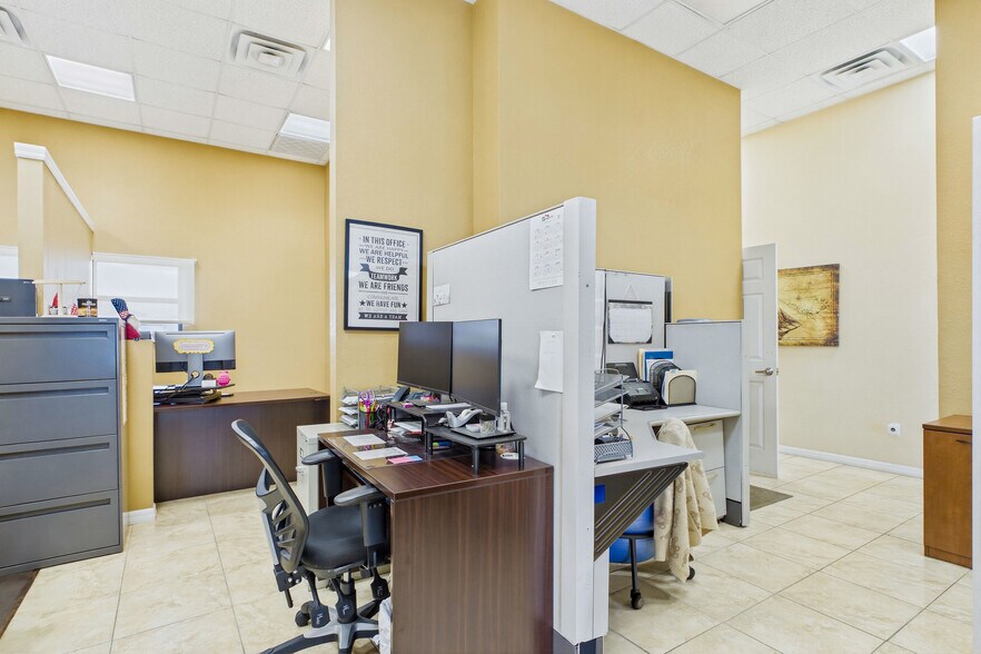 More Photos Of 1010 NE 9th St, Cape Coral Office For Sale