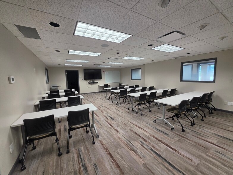 More Photos Of 6610 N Shadeland Ave, Indianapolis Office For Sale