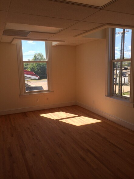 More Photos Of 301 E Main St, Remington Office For Lease