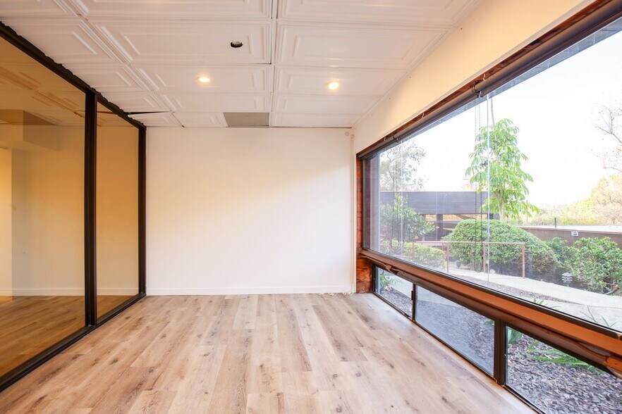 More Photos Of 29350 Pacific Coast Hwy, Malibu Office For Sale