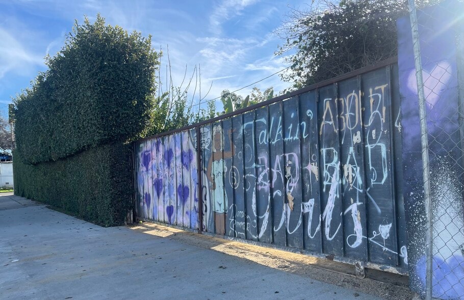More Photos Of 2601 Southwest Dr, Los Angeles Office Residential For Sale
