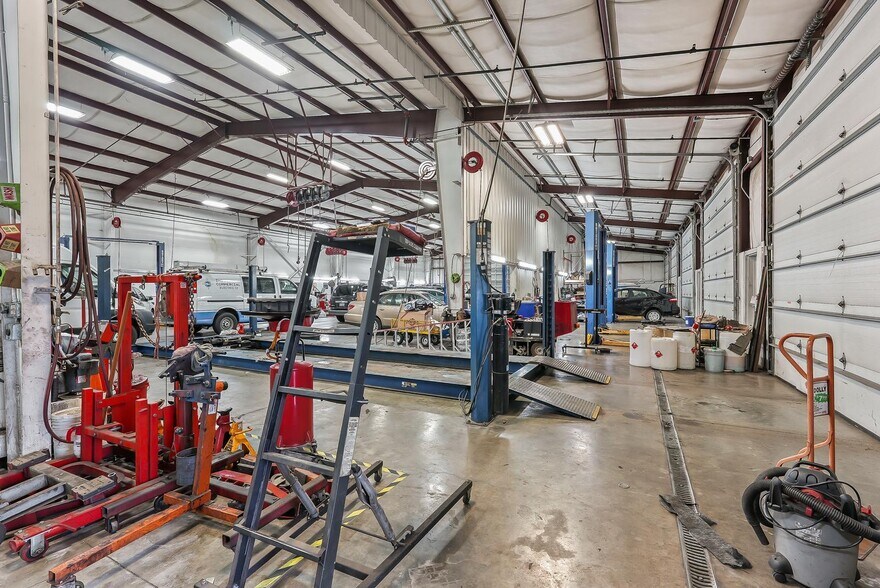 More Photos Of 555 N Pacific Hwy, Woodburn Auto Repair For Sale