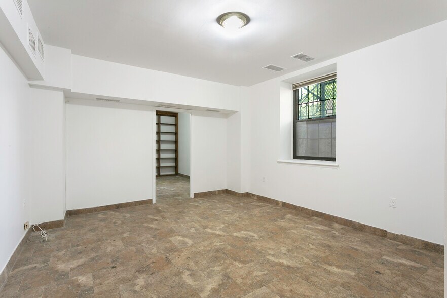 More Photos Of 6 Burns St, Forest Hills Apartments For Lease