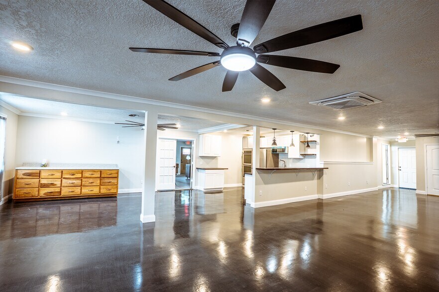 More Photos Of 20805 Seminary St, Hollow Rock Flex For Sale