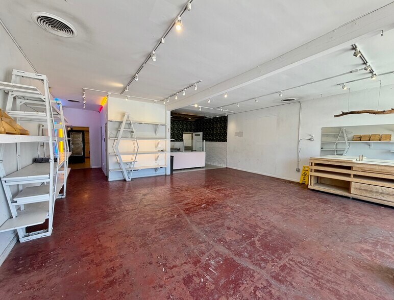 More Photos Of 816 Lincoln Blvd, Venice Storefront For Lease