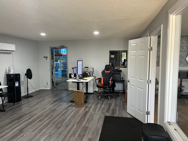 More Photos Of 223 W Danieldale Rd, Dallas Light Distribution For Sale