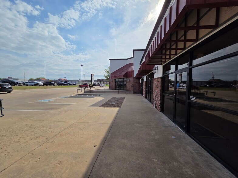More Photos Of 9238-9242 S Sheridan Rd, Tulsa Unknown For Lease
