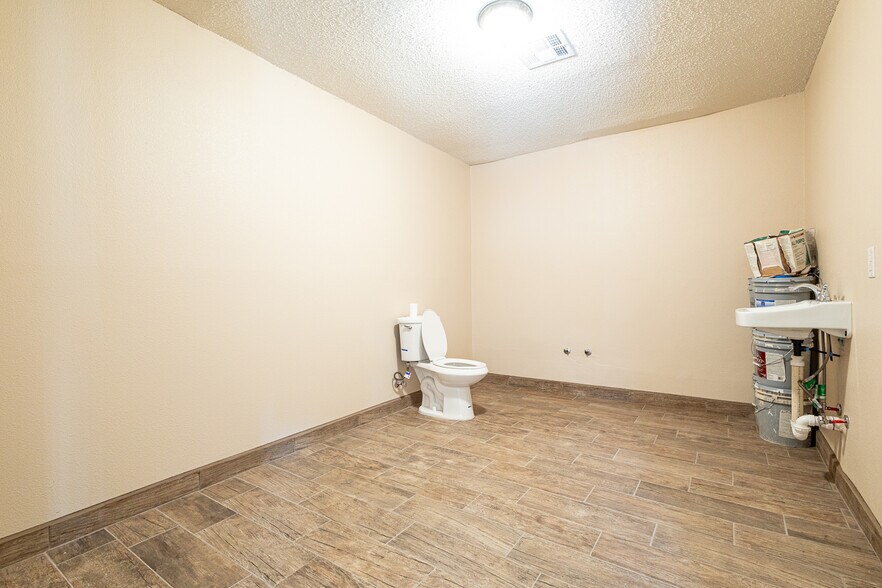 More Photos Of 13644 David Dr, El Paso Showroom For Lease