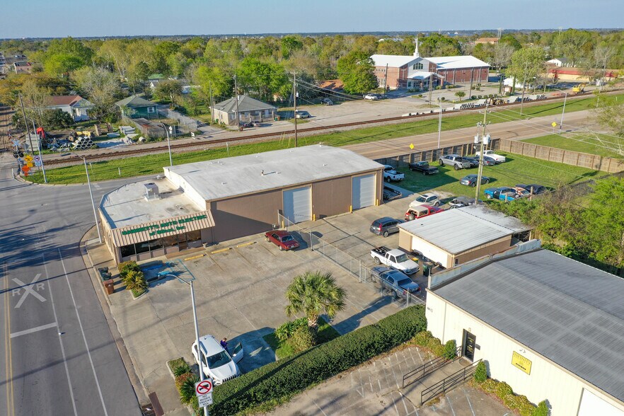 More Photos Of 198 Main St, Biloxi Light Distribution For Sale