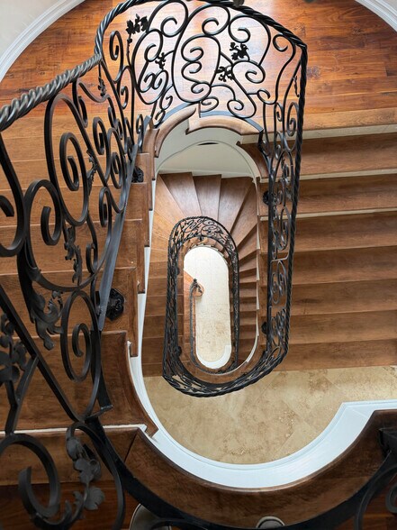 More Photos Of 1301 N Beverly Dr, Beverly Hills Specialty For Sale