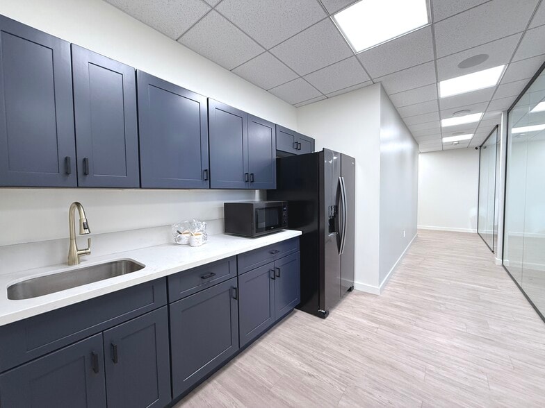 More Photos Of 6100 Corporate Dr, Houston Office For Sale