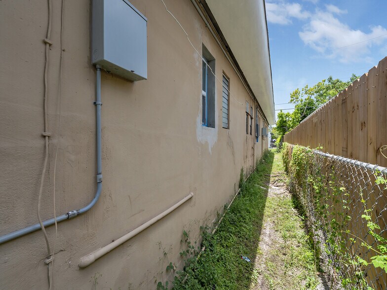 More Photos Of 700 NE 6th St, Hallandale Beach Apartments For Sale