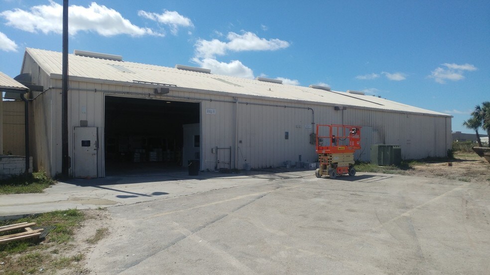 More Photos Of 2814 South St, Fort Myers Warehouse For Lease