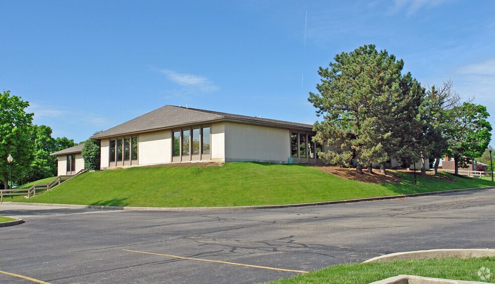 More Photos Of 910 Taywood Rd, Englewood Medical For Lease