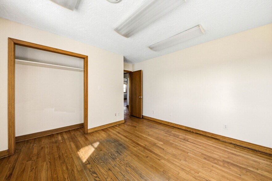 More Photos Of 803 E Broadway Blvd, Jefferson City Warehouse For Sale