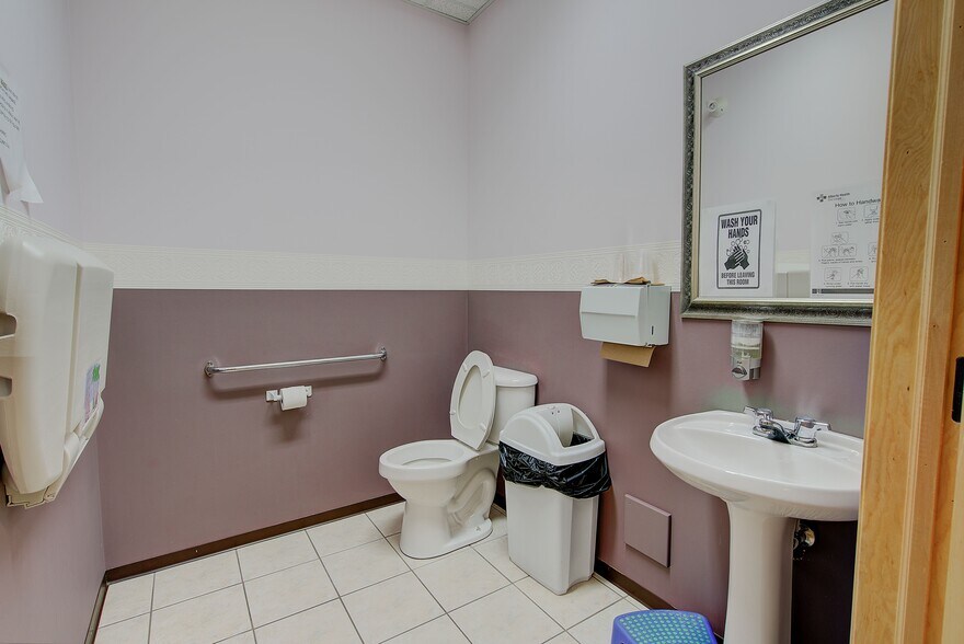More Photos Of 5021 Parkwood Rd, Blackfalds Medical For Sale