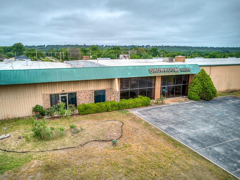 More Photos Of 601 US 75, Henryetta Warehouse For Lease