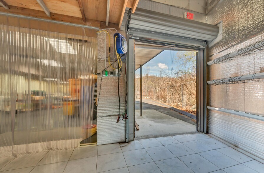 More Photos Of 2391 S Main St, Waterbury Showroom For Sale