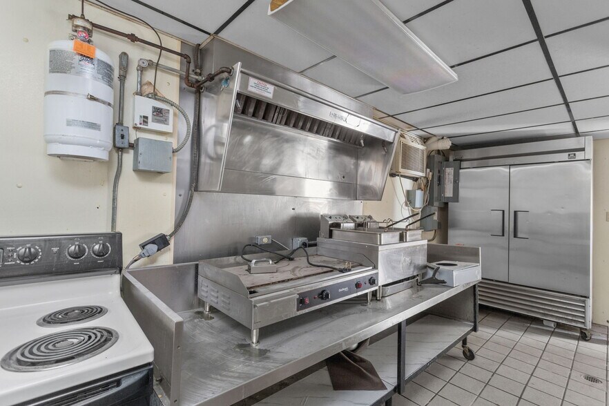 More Photos Of 384 Main st, Timberville Freestanding For Lease