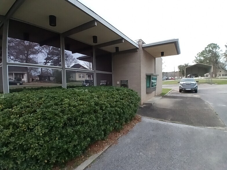 More Photos Of 407 Erwin Rd, Stonewall Freestanding For Sale