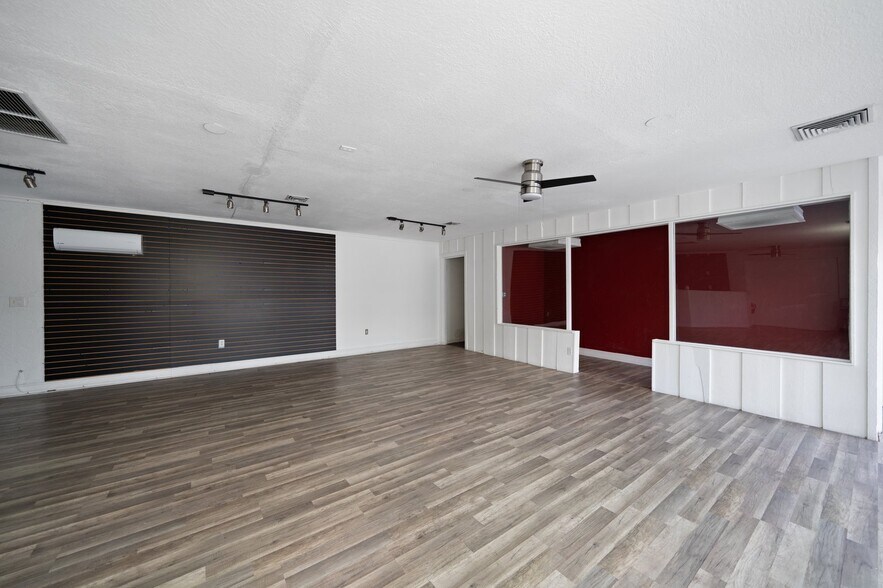 More Photos Of 1631 W Bay Dr, Largo Veterinarian Kennel For Sale