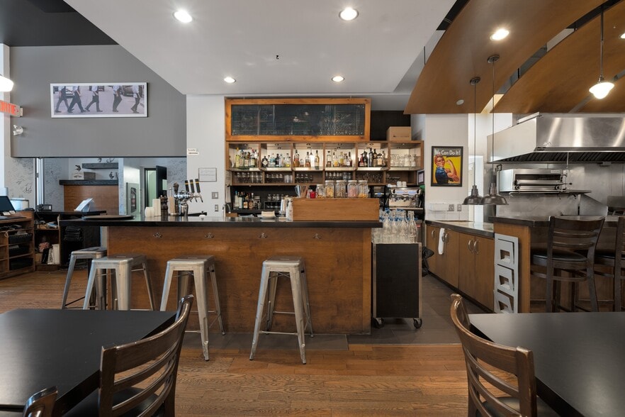More Photos Of 80-90 Rue Wellington N, Sherbrooke General Retail For Lease