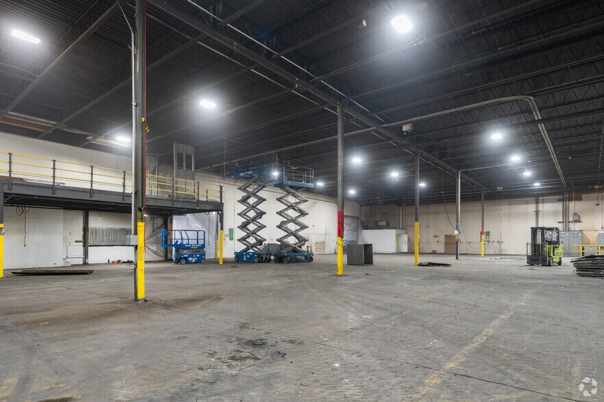 More Photos Of 10800 Ford Rd, Dearborn Warehouse For Lease